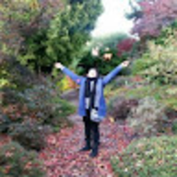 Meet your Posher, Claudia - Picture 1 of 1